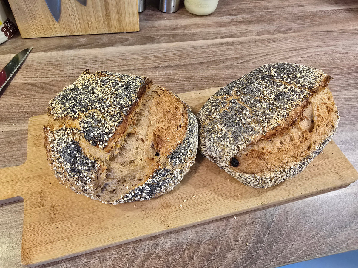 Twee zelfgebakken broden met sesam en maanzaad