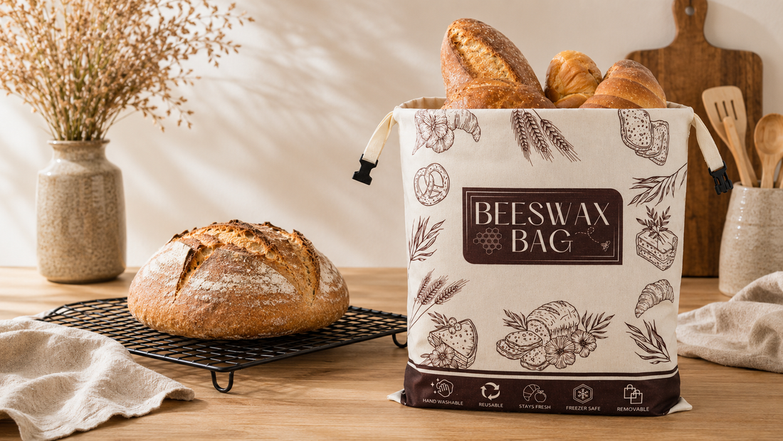Zuurdesembrood koelt volledig af op een rooster met bijenwas broodzak er naast