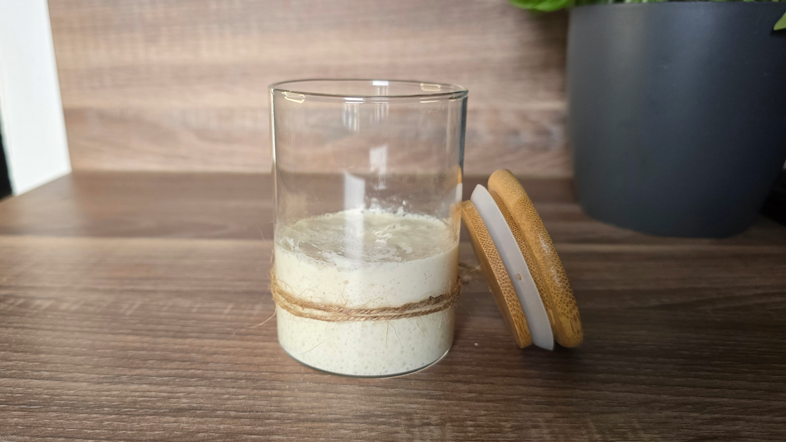Zuurdesemstarter in een glazen voorraadpot van 280 ml met bamboe deksel op een houten aanrecht