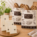 Bijenwas bewaarset met twee broodzakken gevuld met brood en drie wraps op een houten plank