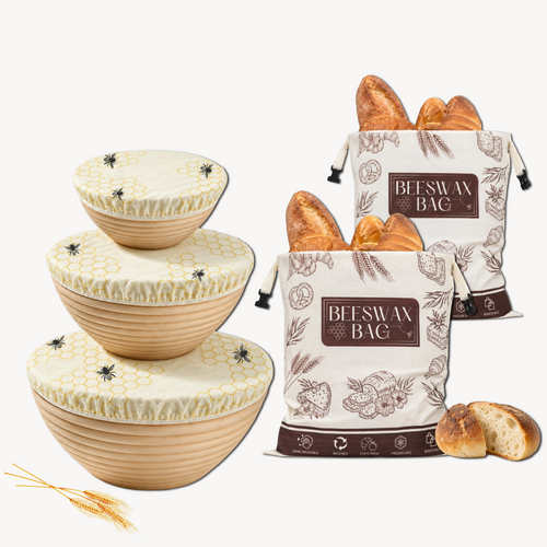 Bijenwas bakset: drie bowl covers met bijenprint over gestapelde rijsmanden en twee broodzakken met brood