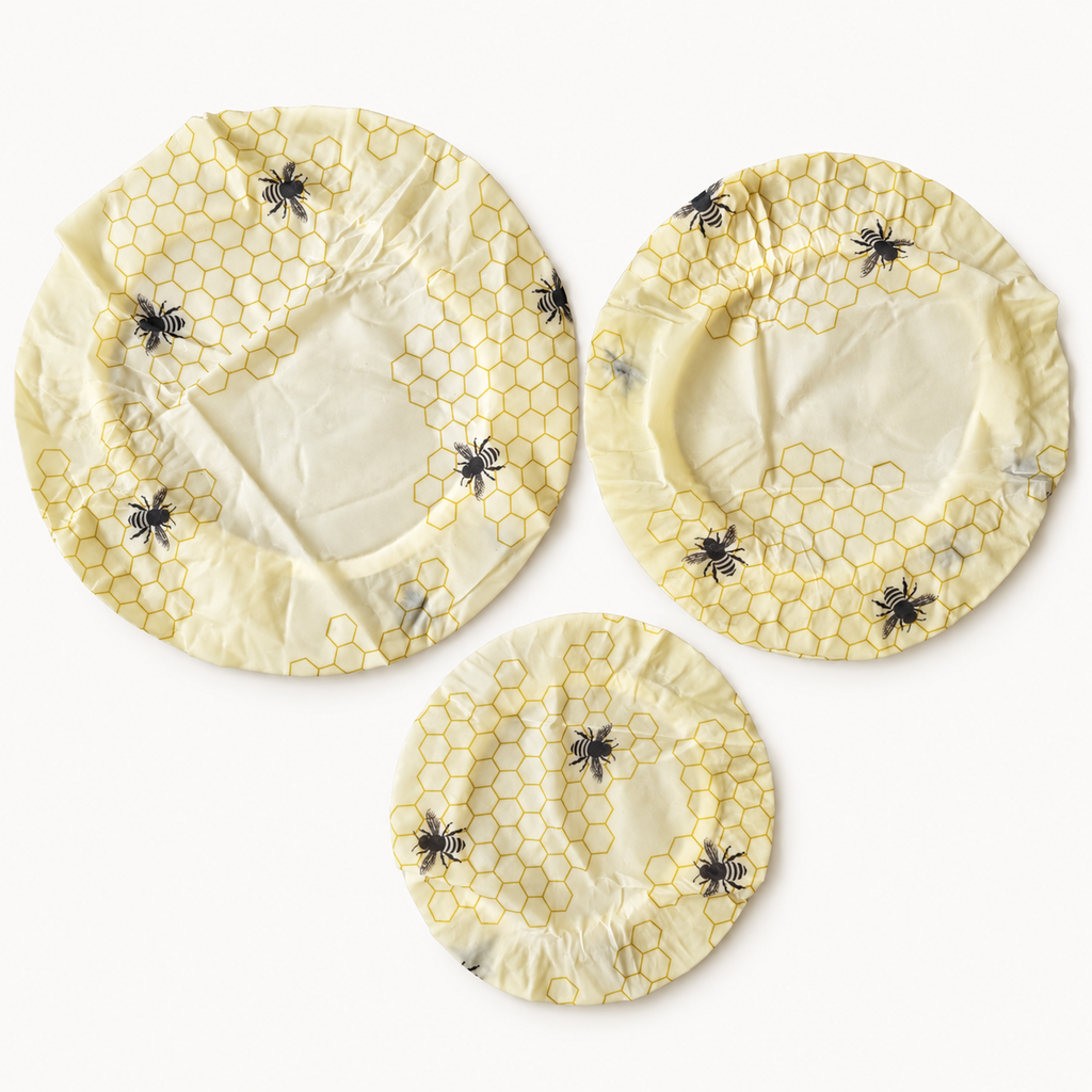 Set van drie bijenwas bowl covers met bijenprint in small, medium en large, van bovenaf