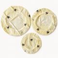 Set van drie bijenwas bowl covers met bijenprint in small, medium en large, van bovenaf
