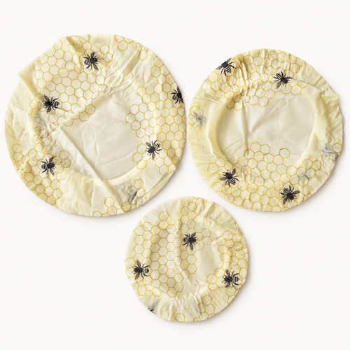 Set van drie bijenwas bowl covers met bijenprint in small, medium en large, van bovenaf