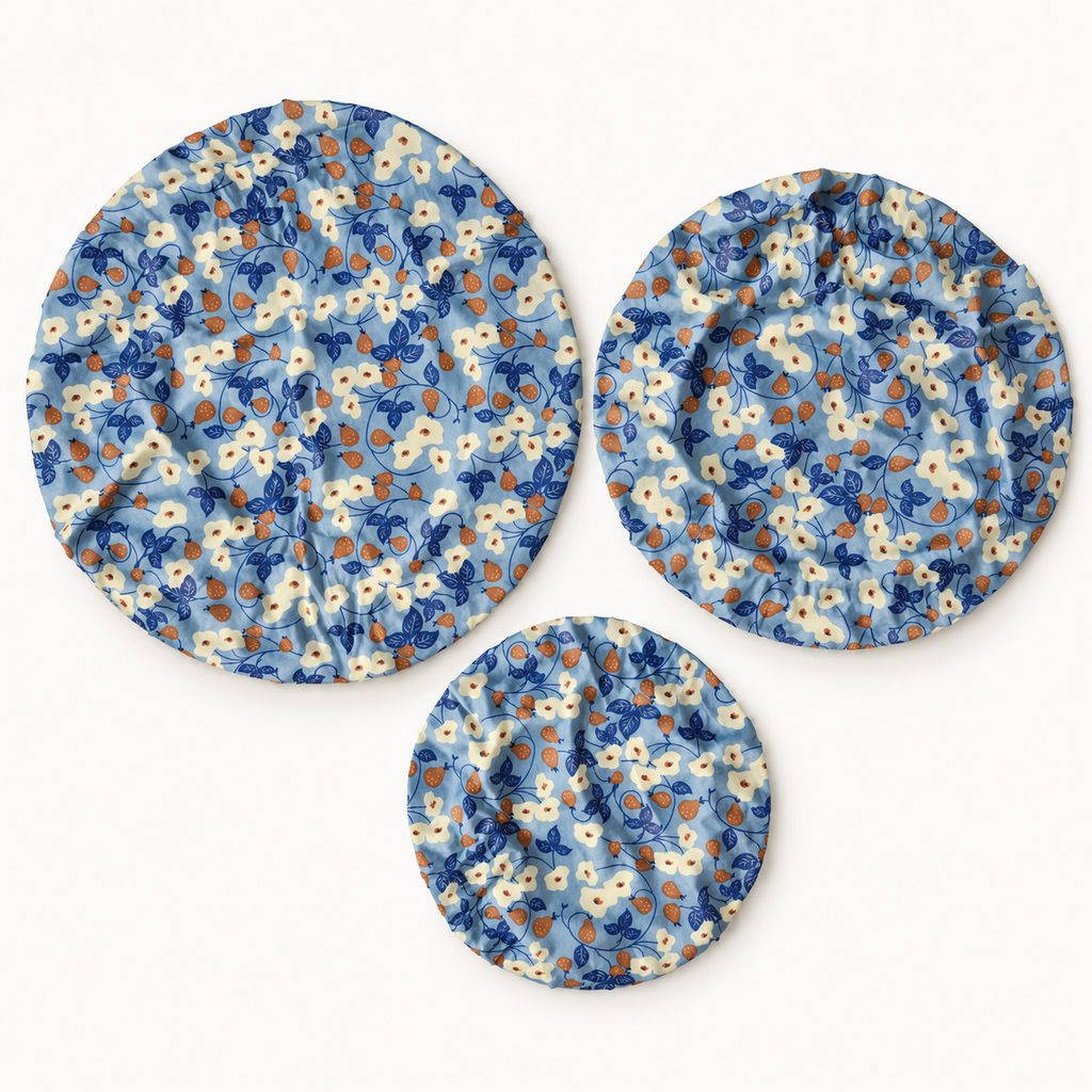 Set van drie bijenwas bowl covers met blauwe bloesemprint van witte bloemetjes op lichtblauw, van bovenaf